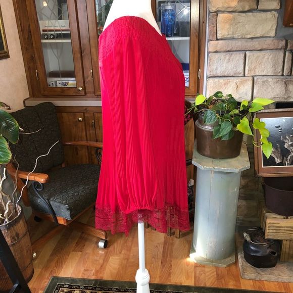 NWT Alex Marie size Medium red accordion style blouse 3/4 sleeve lace at hem - Picture 2 of 7